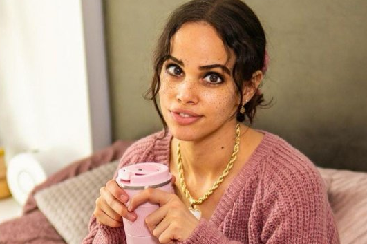 نور عمرو دياب تكشف عن خطيبها البريطاني